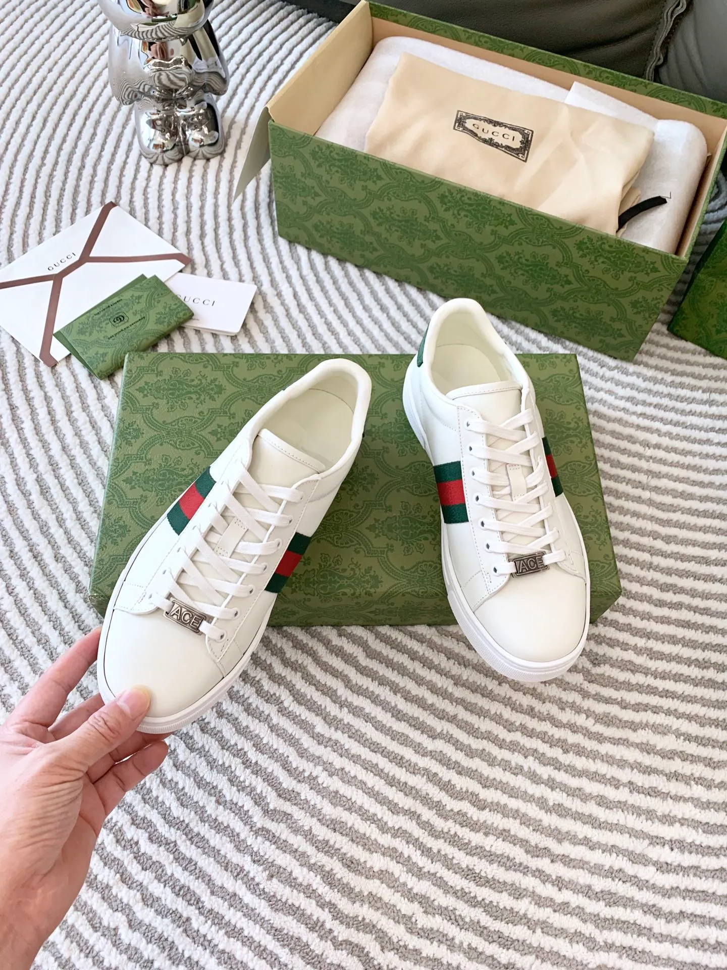 👟👟Ex-factory price 540👟👟 Men's size +10 Top version: Gucci G family classic Ace series Embroidery Little Bee White Shoes Couple Style Ribbon Love Casual Sports Shoes Sneakers Original Purchase Development Production This brand's classic low-top sports shoes interweave golden embroidered bees with red and green webbing. The bee is a classic element of the brand. It appeared in the Gucci ready-to-wear series in the 1970s. Exquisite packaging at the delivery counter🛍📦 ▪️Fabrics: Original custom imported first-layer cowhide ▪️Foots: Original custom cowhide lining ▪️Sole: Original open-molded rubber non-slip material ▪️Sole thickness: 2.5CM ▪️Size: Women's 34-41 (customized 34/41) ▪️Size: Men's 38-46 (38/46 customized)